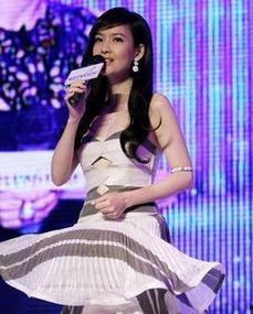 明星裙子吹飞,明星裙摆飞扬，瞬间捕捉时尚瞬间