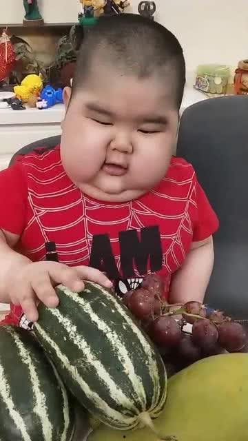 小孩一人吃瓜,小家伙独享美味瓜果时光
